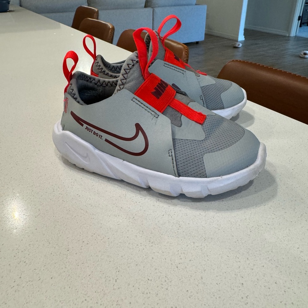 Like new Boys toddler 9 Nikes